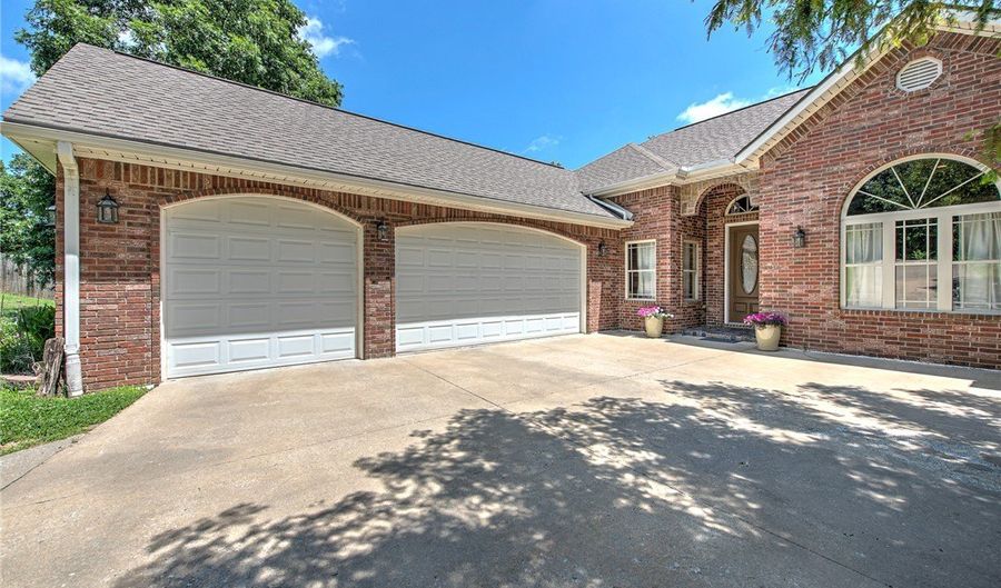 3 Buckfast Ln, Bella Vista, AR 72714 - 5 Beds, 4 Bath