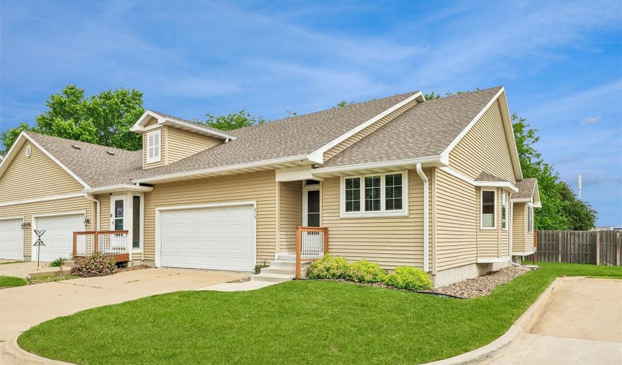 215 SE Lowell Dr, Ankeny, IA 50021 - 3 Beds, 3 Bath
