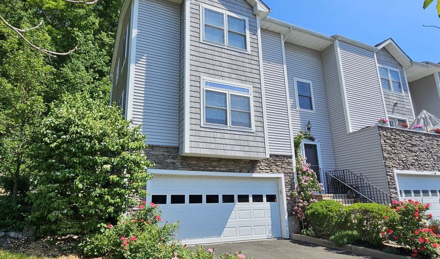 46 Stetson Pl 46, Danbury, CT 06811 - 2 Beds, 3 Bath