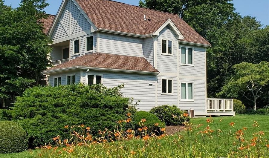 15 Hammersmith Rd 33, Newport, RI 02840 - 2 Beds, 3 Bath
