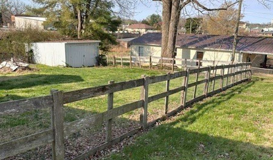 811 High St, Albany, KY 42602 - 3 Beds, 2 Bath