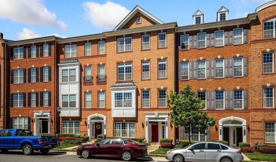 43144 THOROUGHFARE GAP Ter, Ashburn, VA 20148 - 3 Beds, 3 Bath