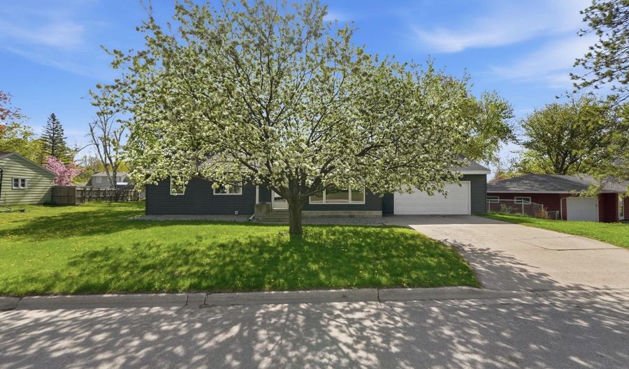 205 Victoria Dr, Alexandria, MN 56308 - 3 Beds, 2 Bath