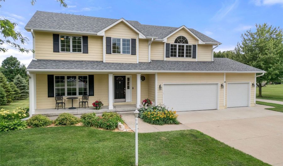 8065 NE 25th Ave, Altoona, IA 50009 - 4 Beds, 4 Bath