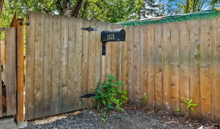 1575 F St, Anchorage, AK 99501 - 3 Beds, 3 Bath