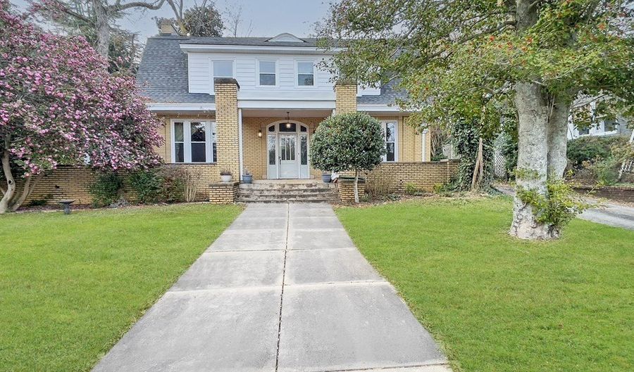 107 GREENVILLE St, Abbeville, SC 29620 - 5 Beds, 4 Bath