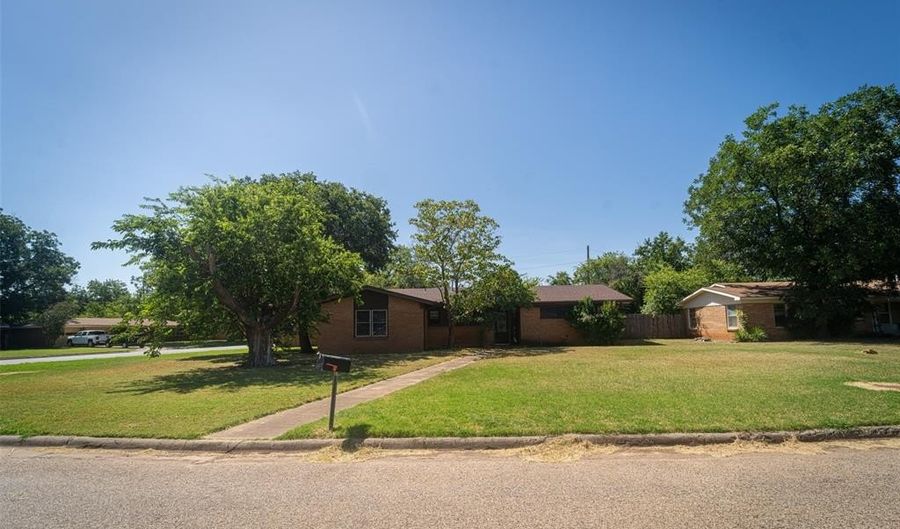 3301 Green Acres Rd, Abilene, TX 79605 - 3 Beds, 2 Bath