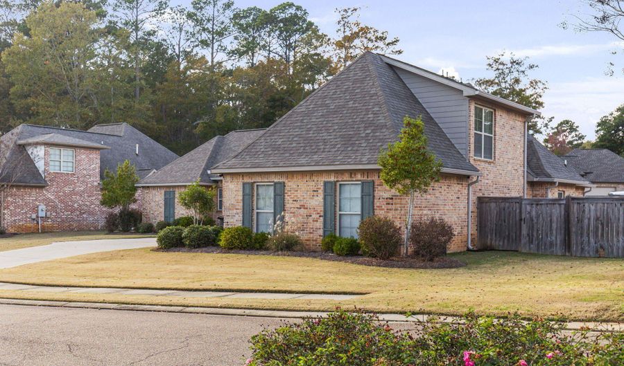 200 Evelyn Ln, Brandon, MS 39042 - 4 Beds, 4 Bath