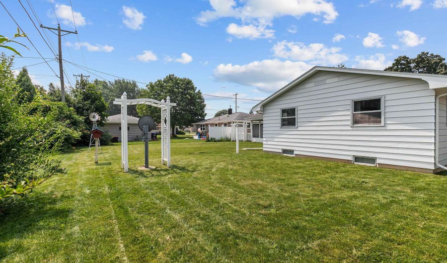 1024 S MATTHIAS St, Appleton, WI 54915 - 3 Beds, 2 Bath