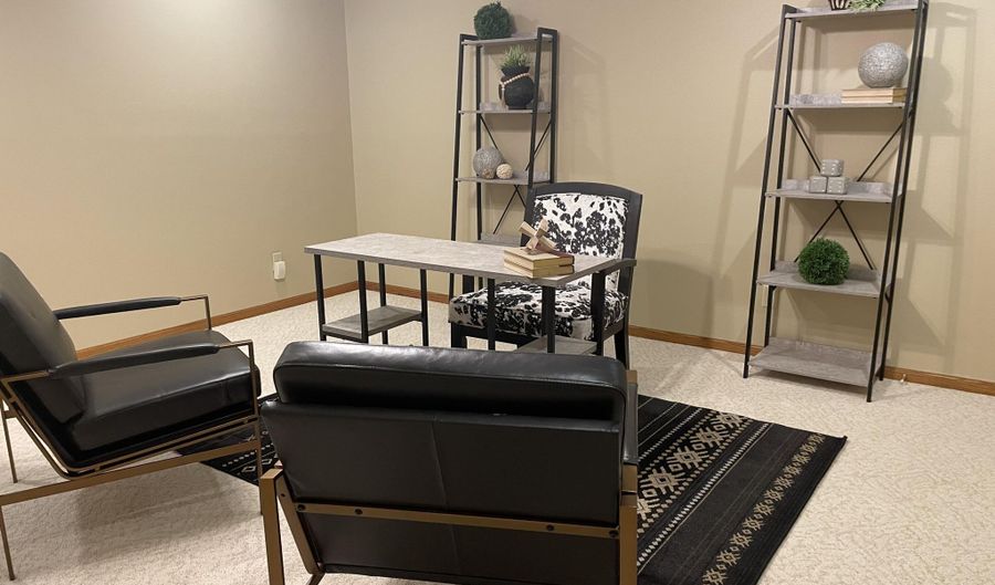 2107 SE Crystal Ave, Aberdeen, SD 57401 - 6 Beds, 4 Bath