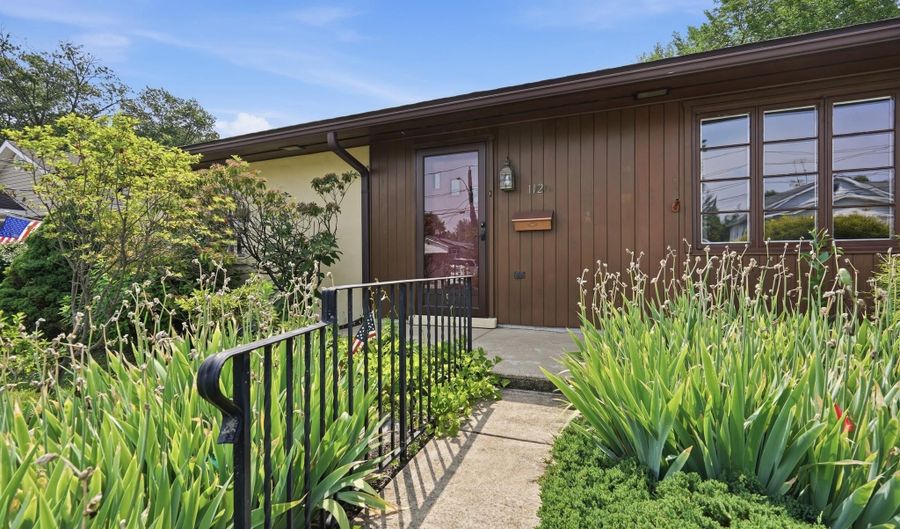 112 ERIE Ave, Barrington, NJ 08007 - 2 Beds, 1 Bath