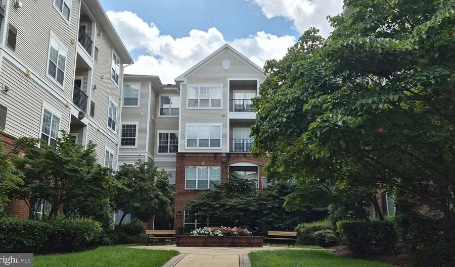 4862 EISENHOWER Ave 166, Alexandria, VA 22304 - 1 Beds, 1 Bath