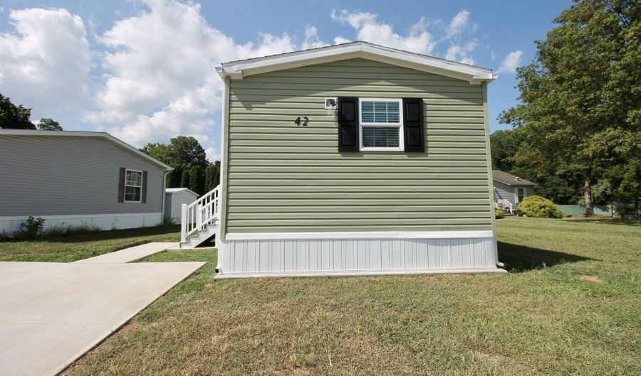 42 Silvermead Dr, Freehold, NJ 07728 - 1 Beds, 1 Bath