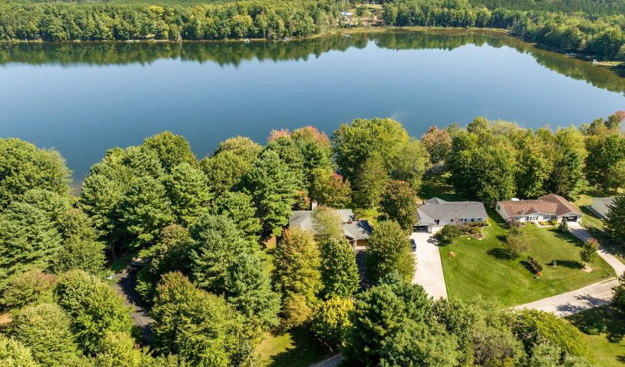9506 Lakeside Dr, Alden, MI 49612 - 5 Beds, 3 Bath