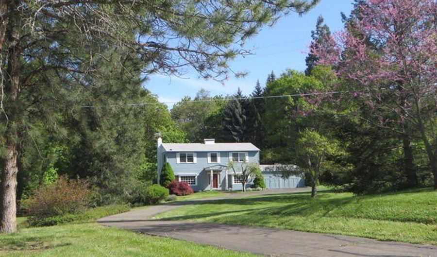399 Mowetza Dr, Ashland, OR 97520 - 4 Beds, 2 Bath