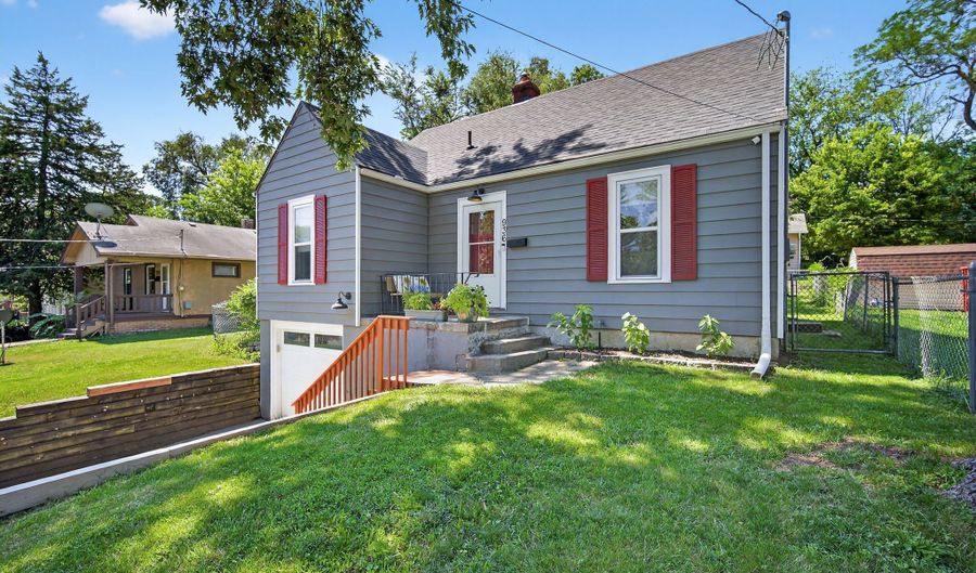 936 28th St, Des Moines, IA 50312 - 4 Beds, 2 Bath