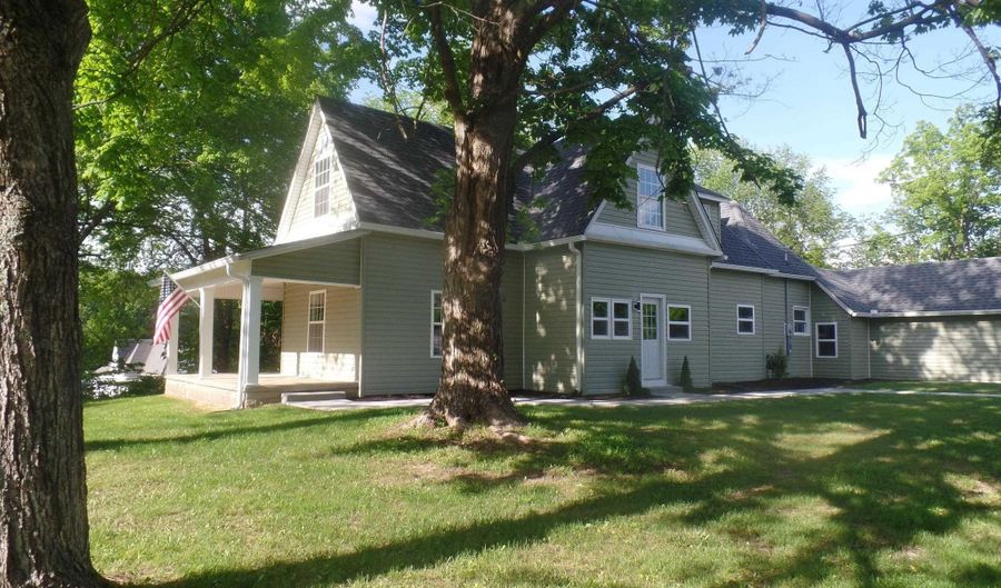 19 S Lester St, Bloomfield, IN 47424 - 5 Beds, 3 Bath