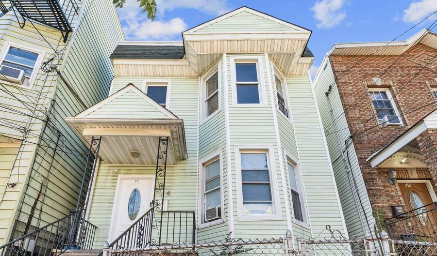 34 W 18TH St, Bayonne, NJ 07002 - 3 Beds, 1 Bath