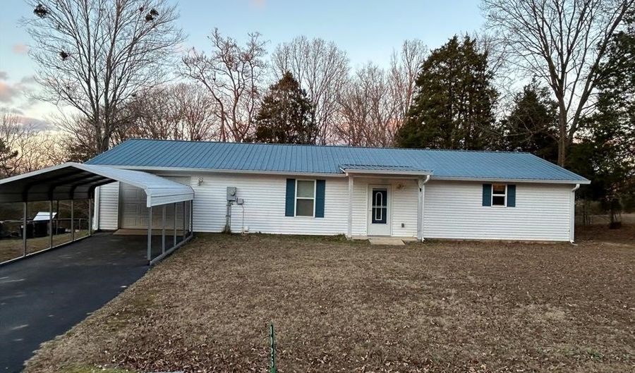 1026 TOM WHITE Rd, Big Sandy, TN 38221 - 2 Beds, 3 Bath