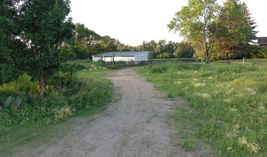 38452 129th St, Aberdeen, SD 57401 - 4 Beds, 2 Bath