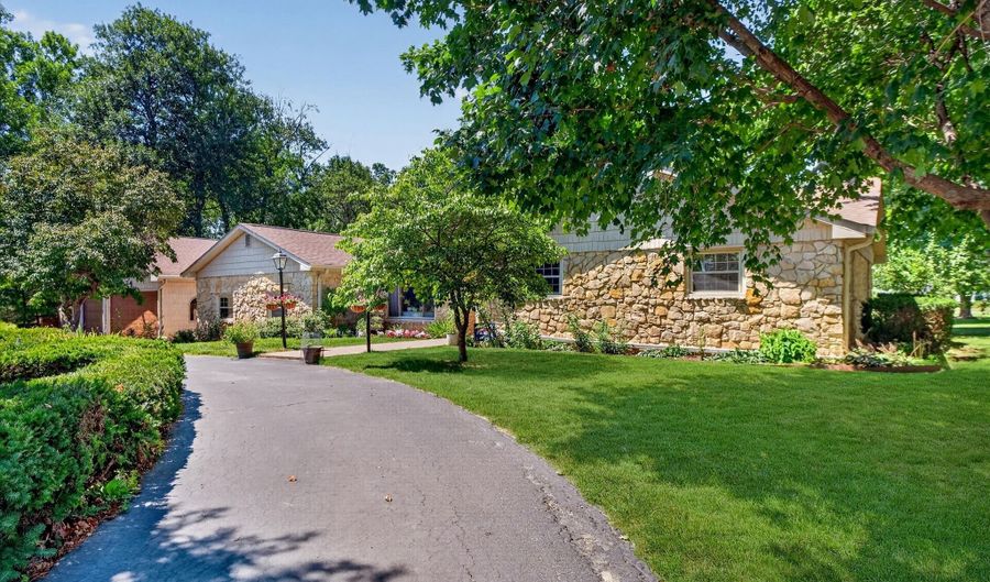6926 Woodridge Dr, Avon, IN 46123 - 3 Beds, 3 Bath