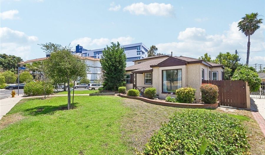 6320 W 85th St, Los Angeles, CA 90045 - 5 Beds, 3 Bath