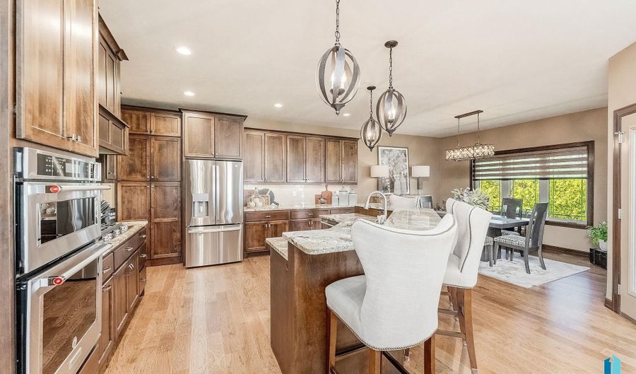 305 S Heritage Rd, Brandon, SD 57005 - 5 Beds, 4 Bath