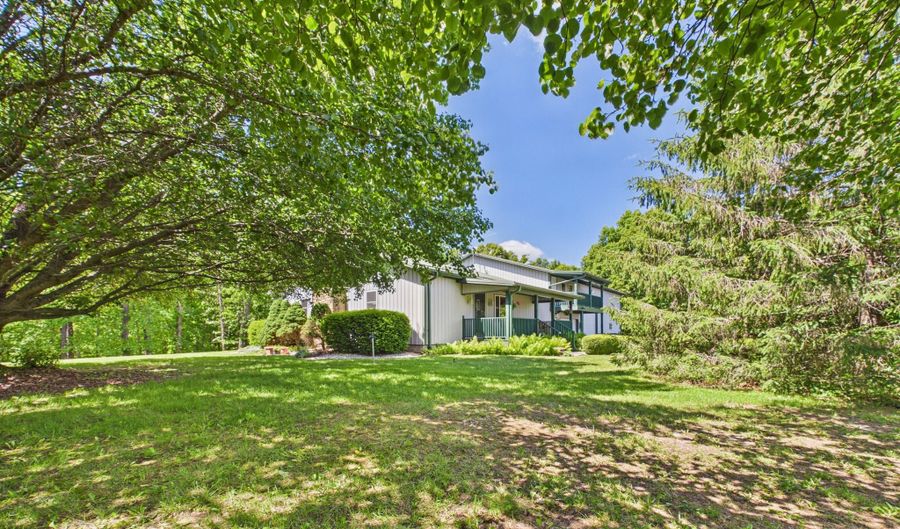 8052 E Ash Rd, Bloomfield, IN 47424 - 2 Beds, 3 Bath