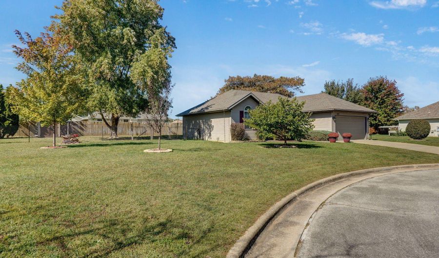 1813 Edgewood Dr, Aurora, MO 65605 - 3 Beds, 2 Bath