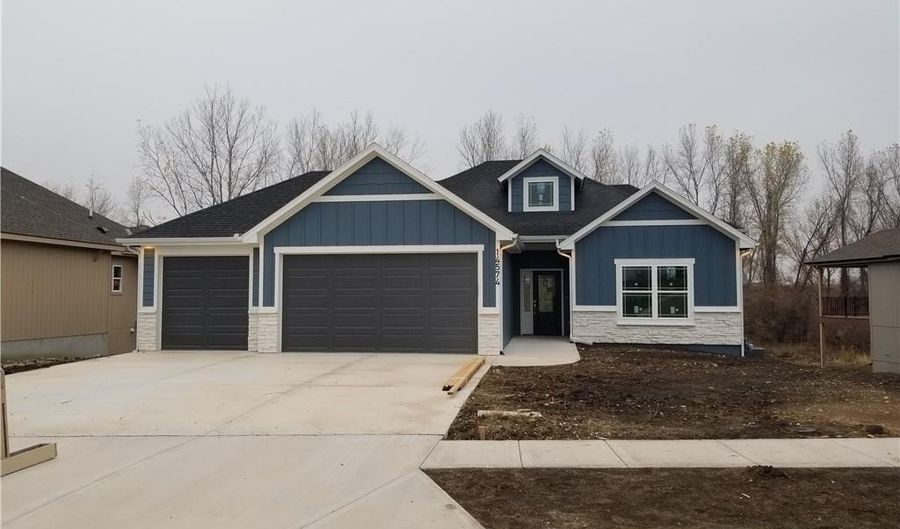 14574 Aurora Ln, Basehor, KS 66007 - 4 Beds, 3 Bath