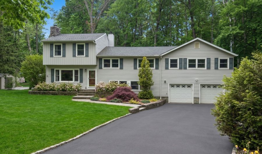 8 Marilyn Rd, Brookfield, CT 06804 - 4 Beds, 4 Bath
