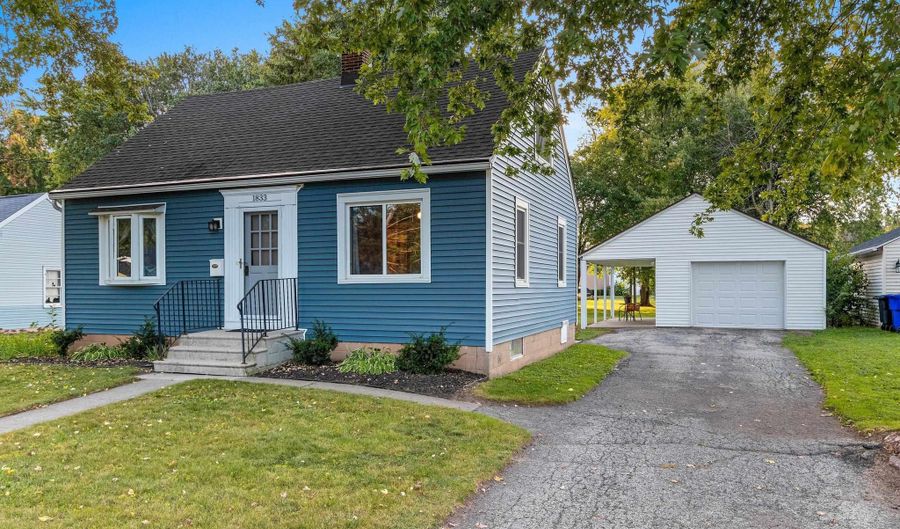 1833 N OWAISSA St, Appleton, WI 54911 - 3 Beds, 2 Bath