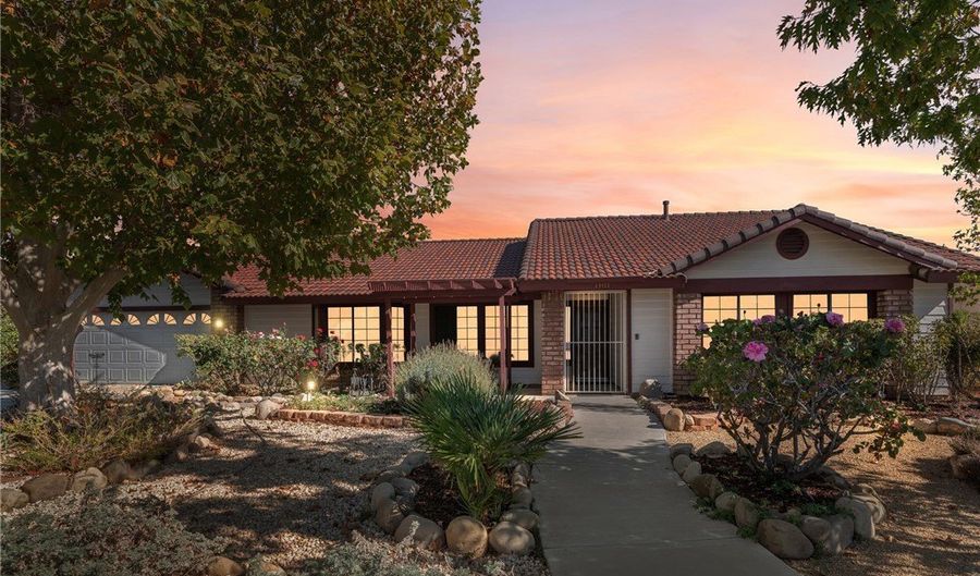 13411 Ivanpah Rd, Apple Valley, CA 92308 - 3 Beds, 2 Bath