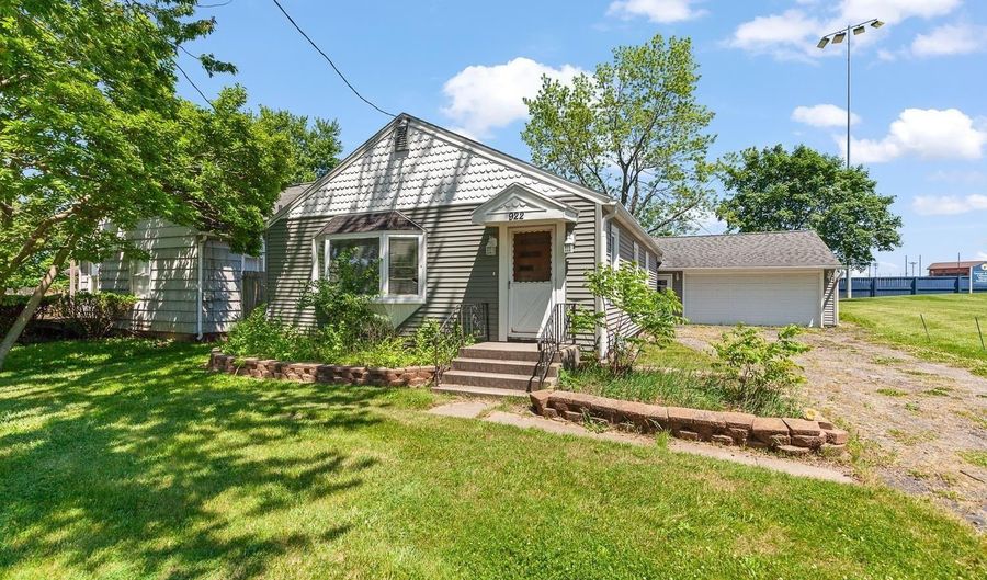 922 Addison St, Adrian, MI 49221 - 2 Beds, 1 Bath
