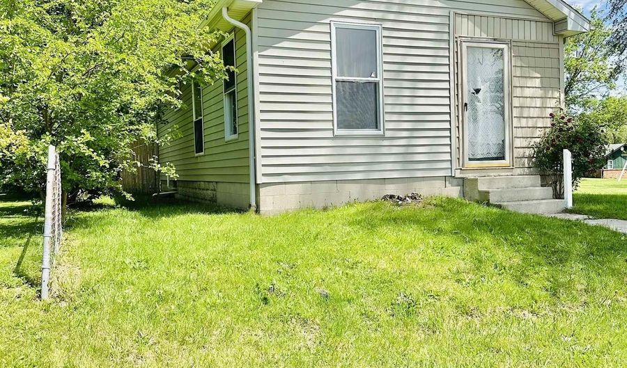 721 N Broadway St, Albany, IN 47320 - 2 Beds, 1 Bath