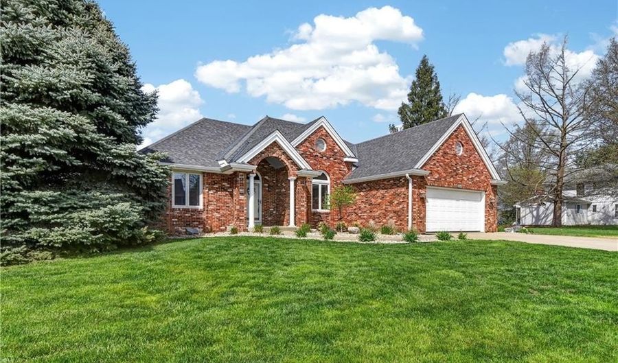 1504 Hillcrest Ct, Atchison, KS 66002 - 3 Beds, 3 Bath