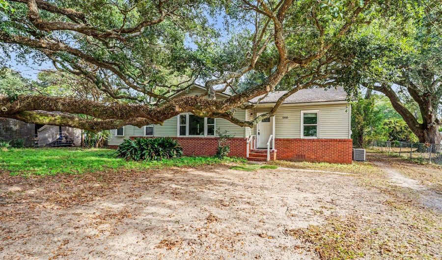 1505 Palmetto Dr, Beaufort, SC 29902 - 4 Beds, 2 Bath