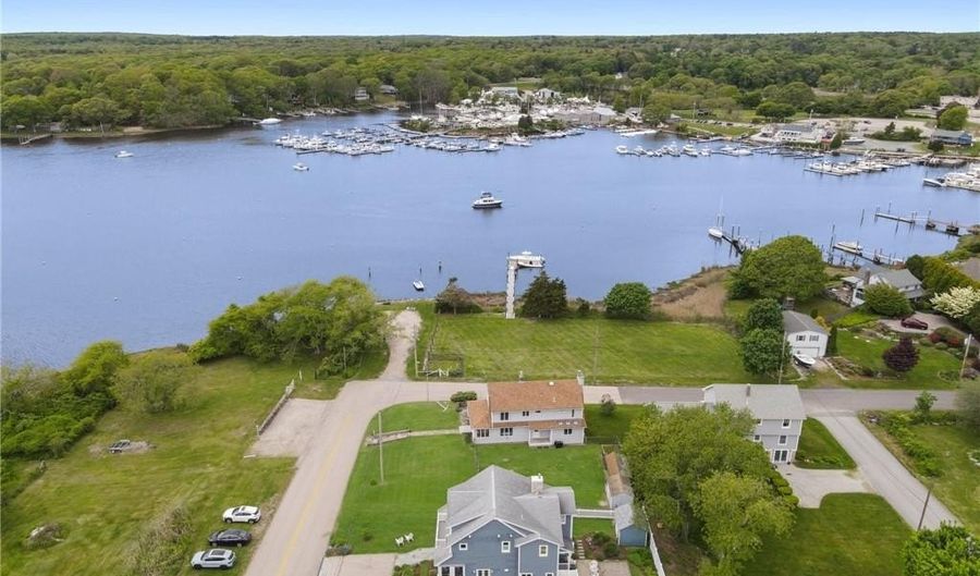 439 Wandsworth St, Narragansett, RI 02882 - 3 Beds, 3 Bath
