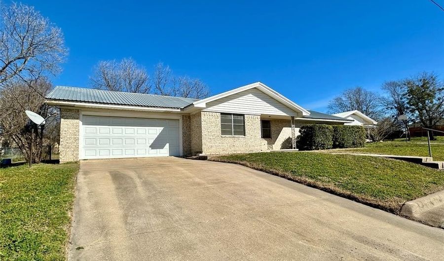 917 N Kirk St, Hico, TX 76457 - 3 Beds, 2 Bath