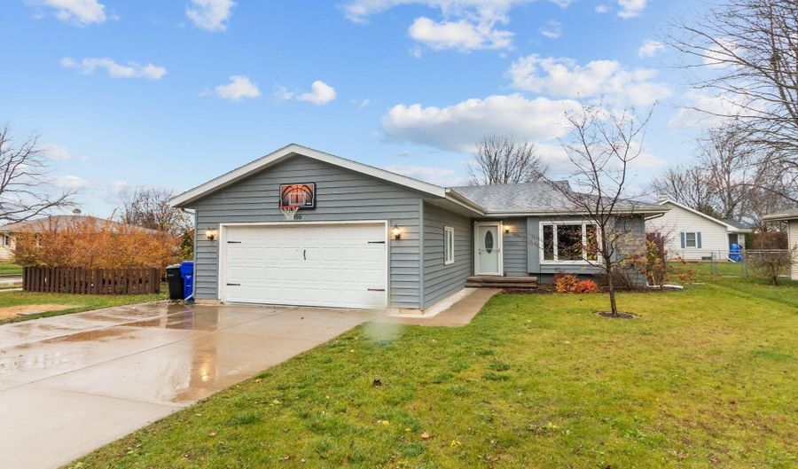 1800 SCHAEFER Cir, Appleton, WI 54915 - 3 Beds, 1 Bath