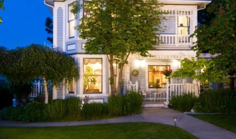 496 Beach St, Ashland, OR 97520 - 5 Beds, 6 Bath