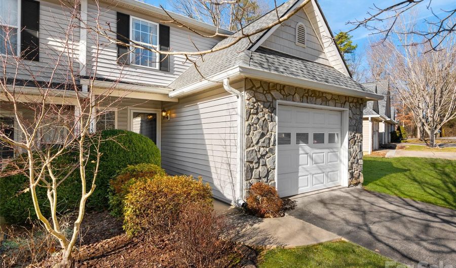 15 Willowick Dr, Asheville, NC 28803 - 2 Beds, 3 Bath