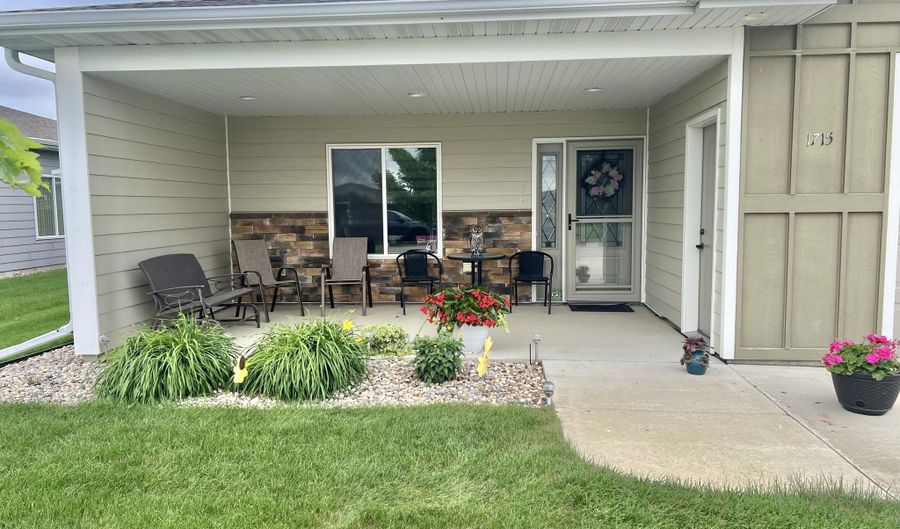 1715 SE 20th Ave, Aberdeen, SD 57401 - 2 Beds, 2 Bath