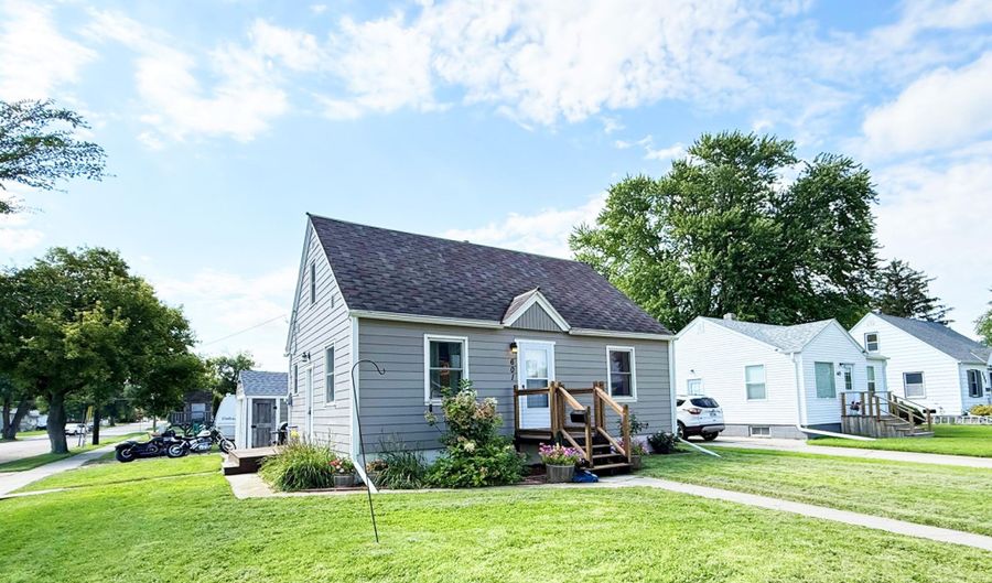 601 N Jackson St, Aberdeen, SD 57401 - 3 Beds, 2 Bath