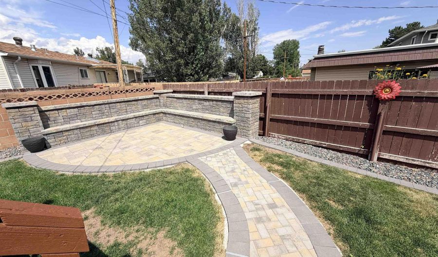 907 BALDWIN Dr, Cheyenne, WY 82001 - 4 Beds, 2 Bath