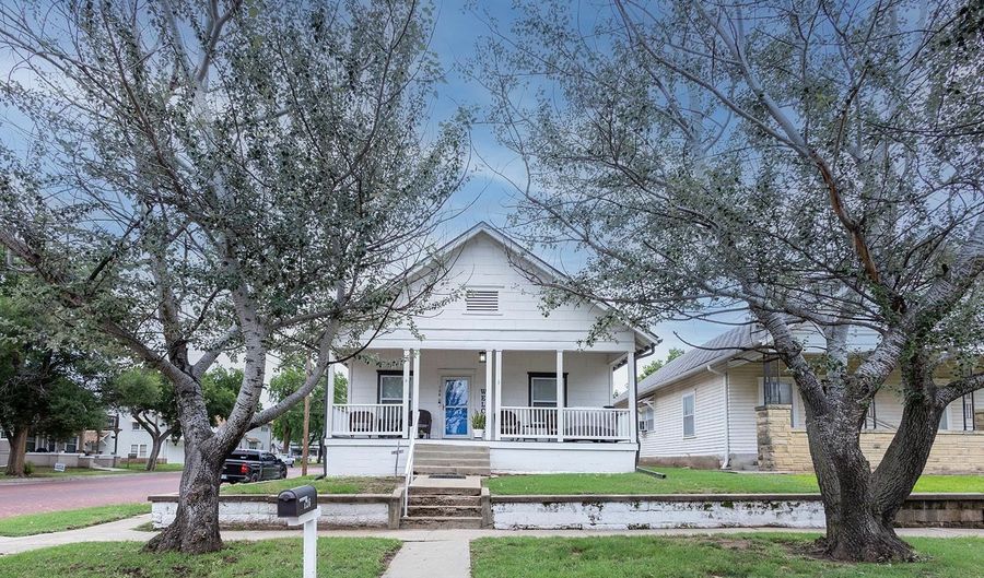126 N 3rd St, Arkansas City, KS 67005 - 4 Beds, 2 Bath