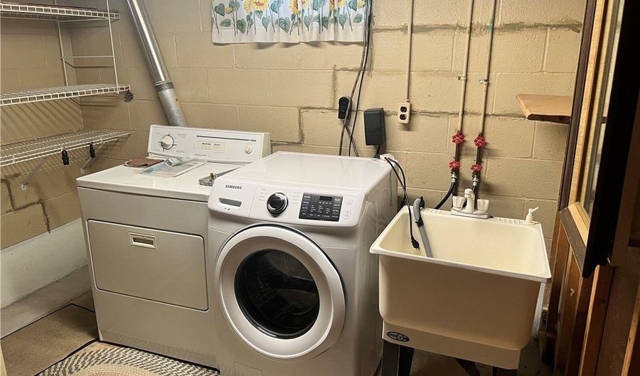 2543 Burlingham Dr, Ashtabula, OH 44004 - 3 Beds, 2 Bath