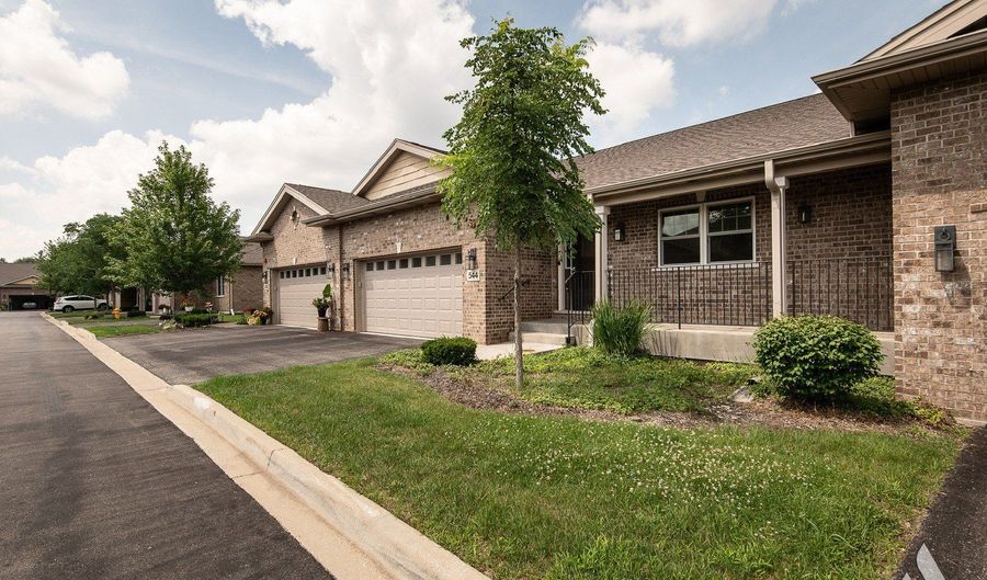 544 N Woodland Ct, Addison, IL 60101 - 2 Beds, 2 Bath