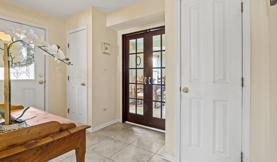 816 E Mayfair Rd, Arlington Heights, IL 60005 - 4 Beds, 3 Bath