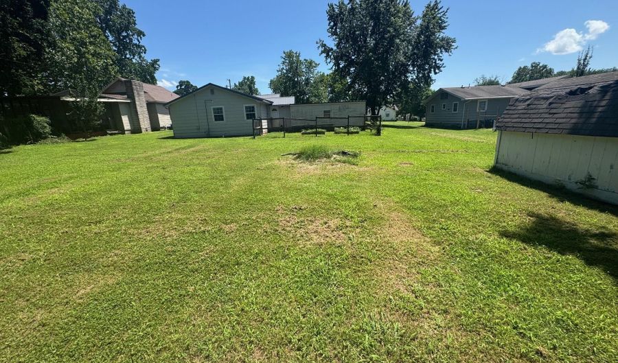 416 E 4th St, Baxter Springs, KS 66713 - 3 Beds, 2 Bath